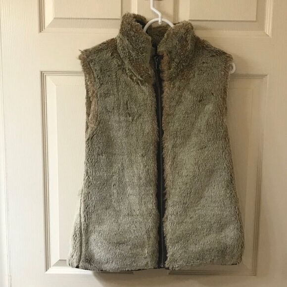Gap Reversible Faux Fur Vest - Picture 6 of 9